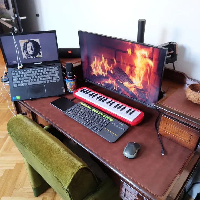 Sous-main en cuir PU marron installé sur un bureau, photo d'un acheteur